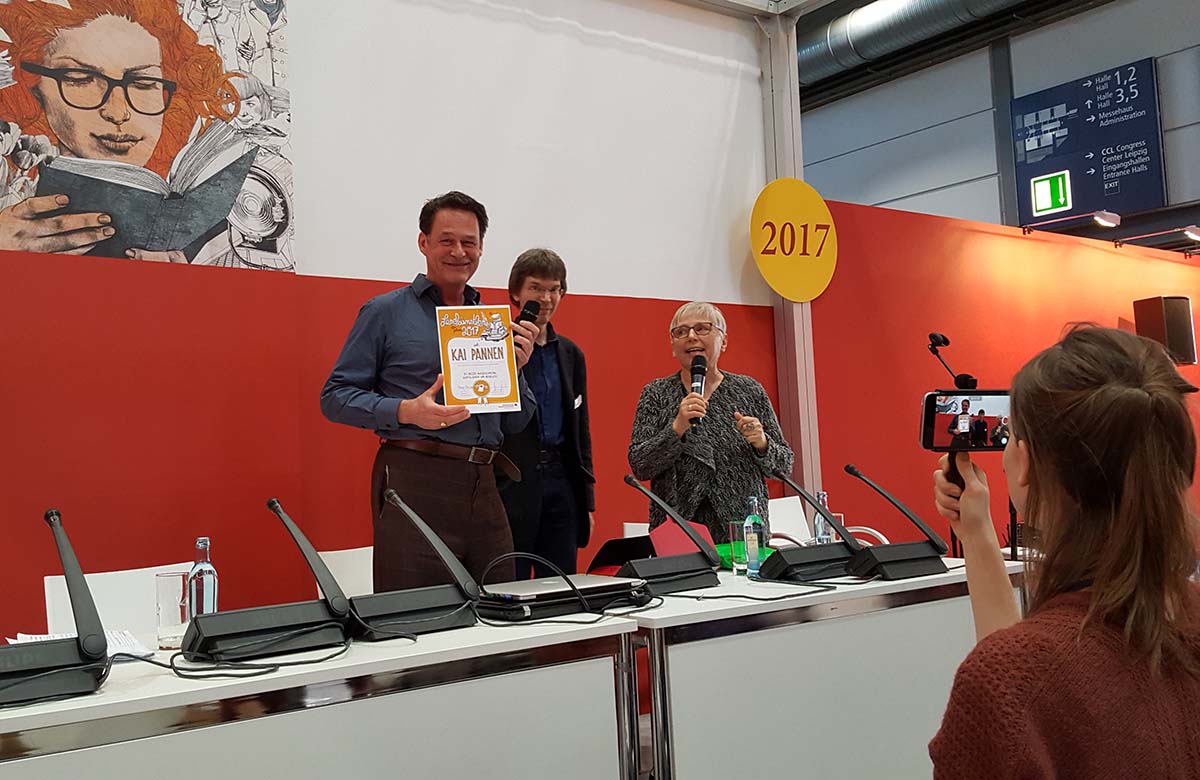 Kai Pannen mit Urkunde Leskünstler 2017 auf der Leipziger Buchmesse